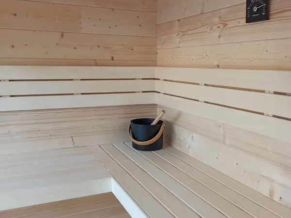 premium gartensauna sandra 5823, outdoor sauna garten, gartensauna kaufen deutschland, gartensauna outdoor massivholz, sauna außenbereich premium, gartensauna modern, sauna innenraum massivholz, gartensauna wellness innen, hochwertige sauna holz, gartensauna massivholz detail, hochwertige gartensauna verarbeitung, premium sauna material