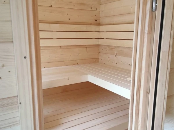 sauna innenraum massivholz, gartensauna wellness innen, hochwertige sauna holz