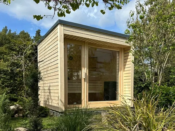 Moderne Gartensauna mit Panorama Glasfront und Terrasse nahe Köln und Koblenz