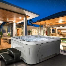 Moderner Serenity 5900 Whirlpool mit ergonomischen Sitzen im Raum Köln und Koblenz