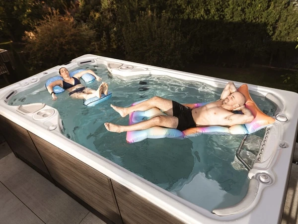 Entspannung im Garten mit SwimSpa von Hydropool