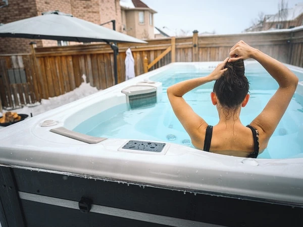 Moderner Swim Spa mit Gegenstromanlage und Massagedüsen im Raum Bonn und Köln