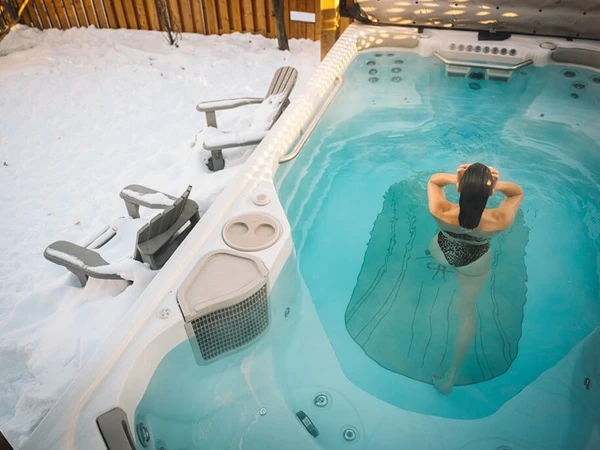 Premium Swim Spa mit leistungsstarker Gegenstromtechnik nahe Düsseldorf und Leverkusen