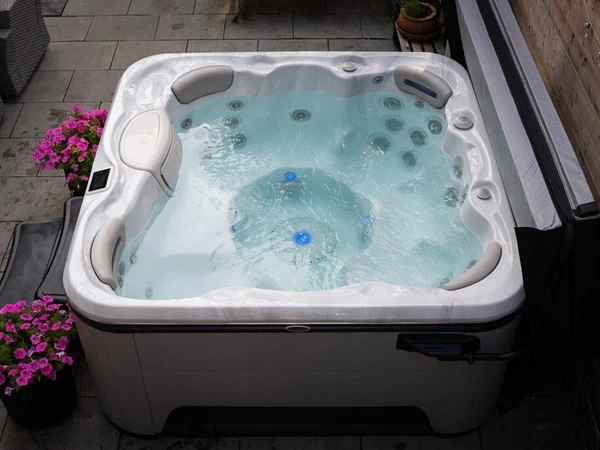 Signature SelfCleaning 655 Whirlpool mit Selbstreinigungssystem von Relaxklusiv nahe Bonn kaufen