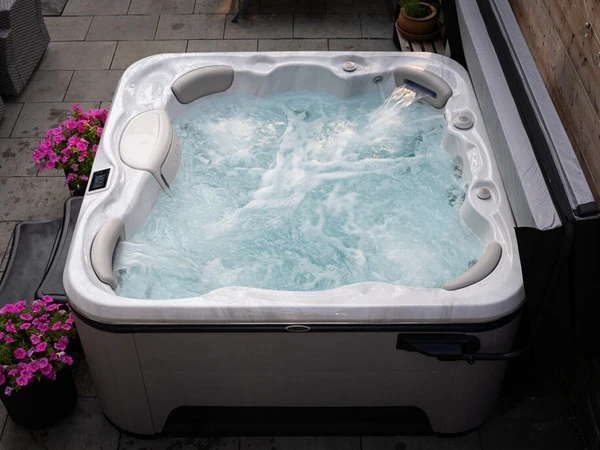 Selbstreinigender Whirlpool Signature 655 mit Massagedüsen im Raum Köln und Düsseldorf