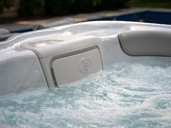 Premium Outdoor Whirlpool mit HydroClean Technologie nahe Düsseldorf und Koblenz