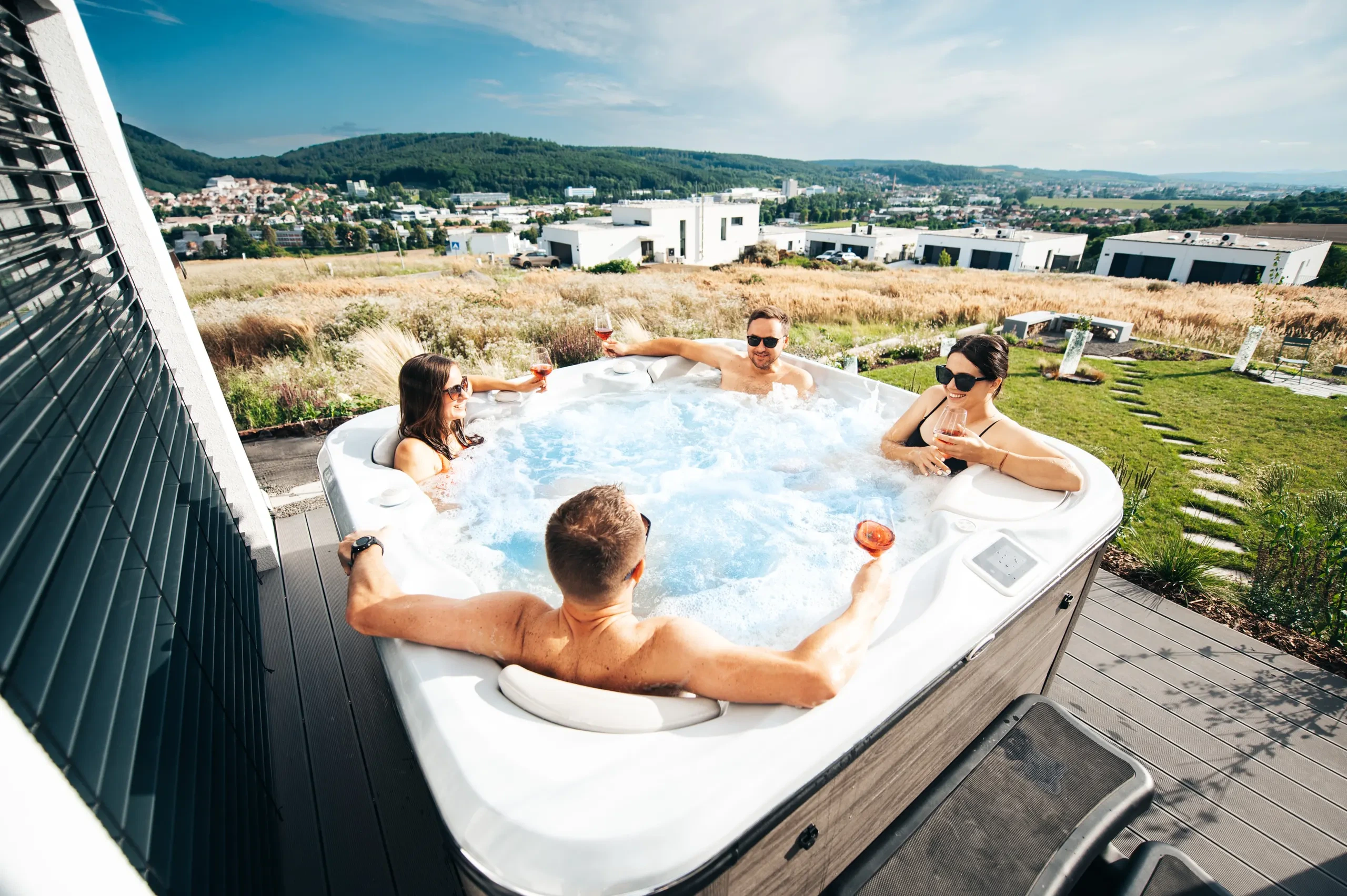 Luxus Whirlpool mit Selbstreinigung für Familien im Raum Düsseldorf und Koblenz