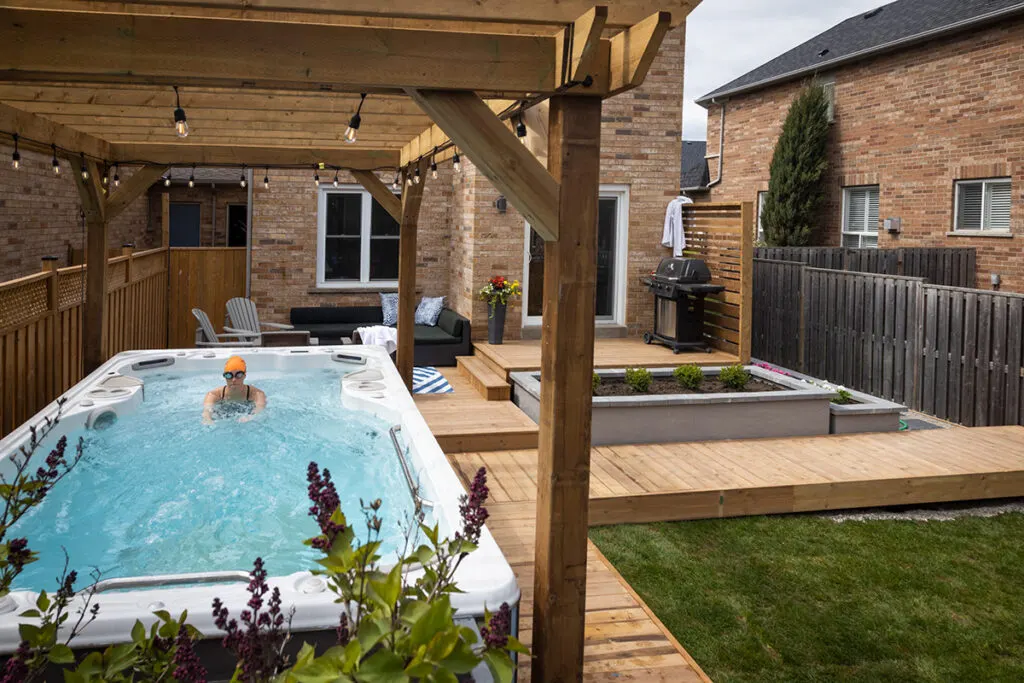 Aqua Trainer 14AX SwimSpa im Garten