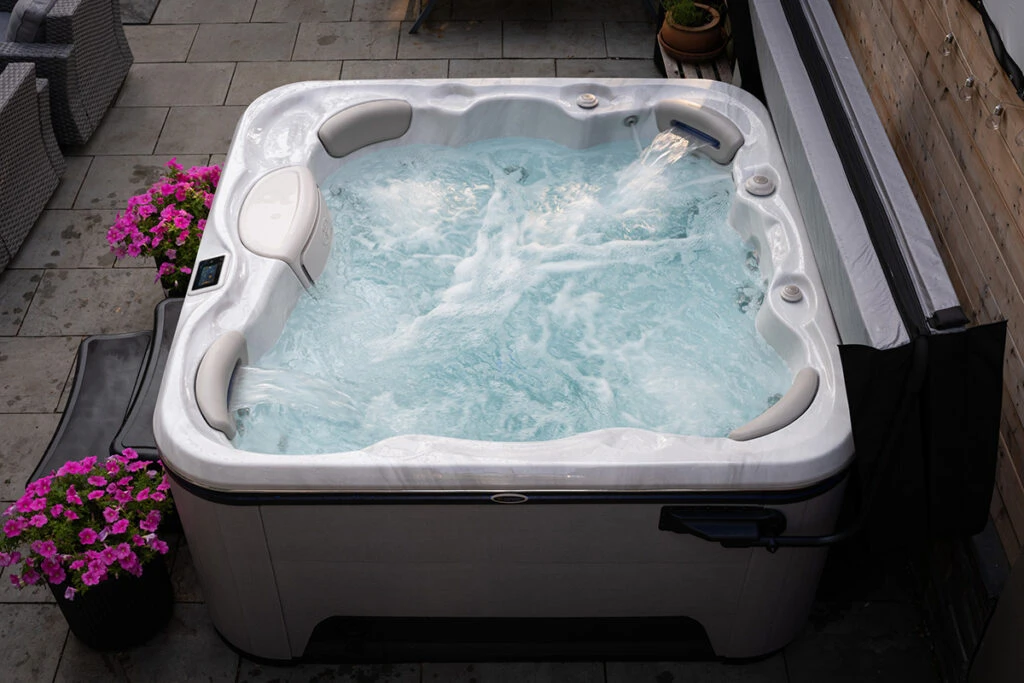 Selbstreinigender Whirlpool Signature 655 mit Massagedüsen im Raum Köln und Düsseldorf