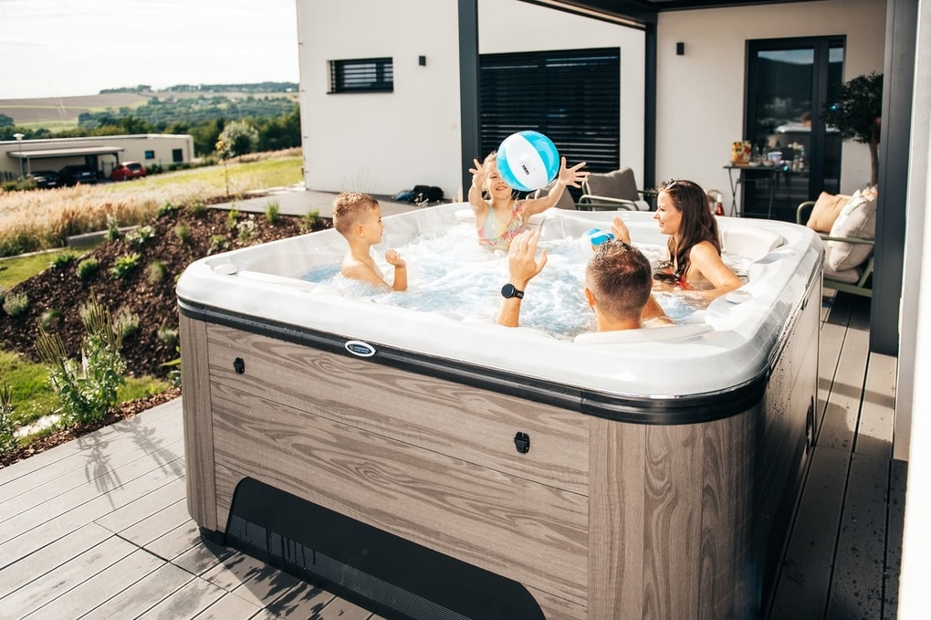 Outdoor Whirlpool mit Selbstreinigung und modernem Wellnessdesign nahe Koblenz