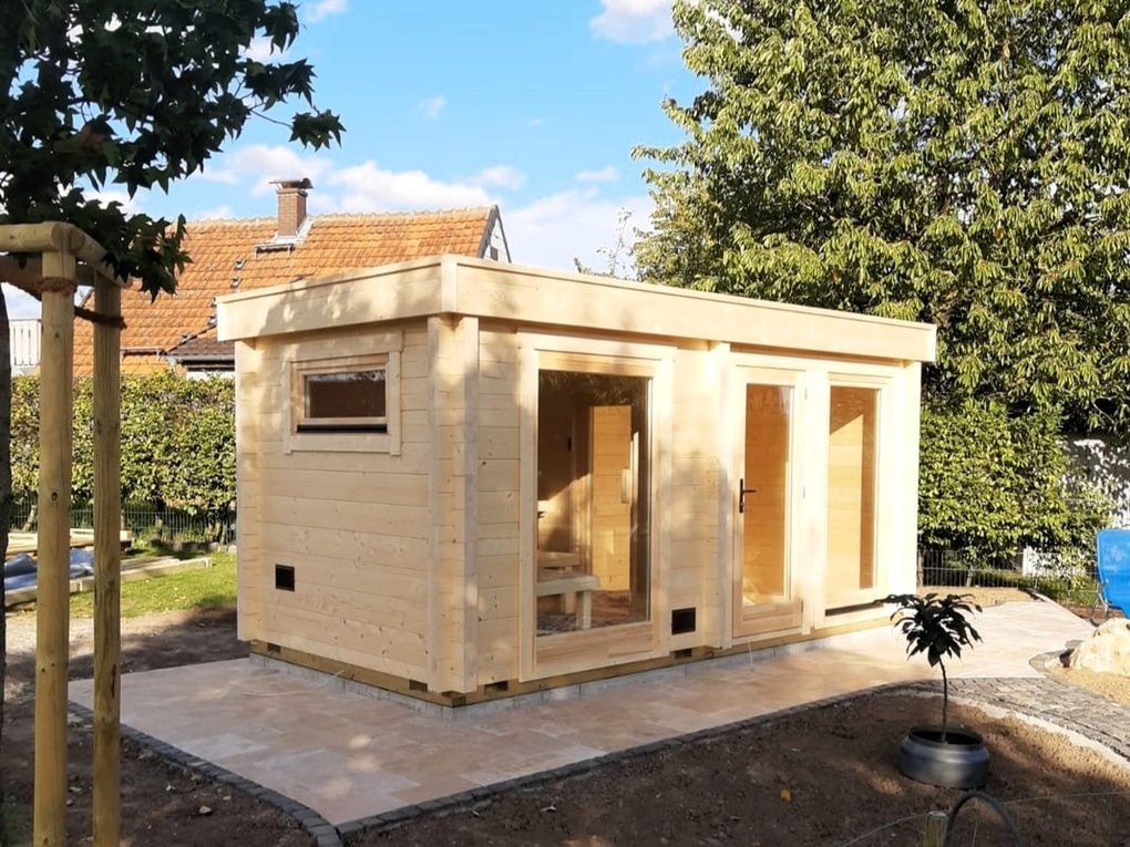 Moderne Outdoor Sauna mit Vorraum und hochwertiger Verarbeitung nahe Leverkusen und Bonn