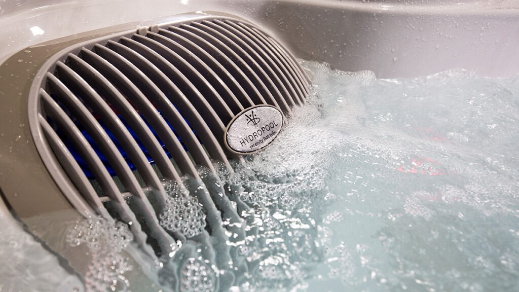 Outdoor Whirlpool mit modernem Design und Hydrotherapie nahe Leverkusen und Bonn