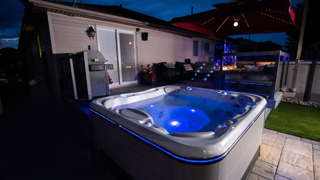 Selbstreinigender Whirlpool Signature 728 mit Massagedüsen im Raum Köln und Düsseldorf
