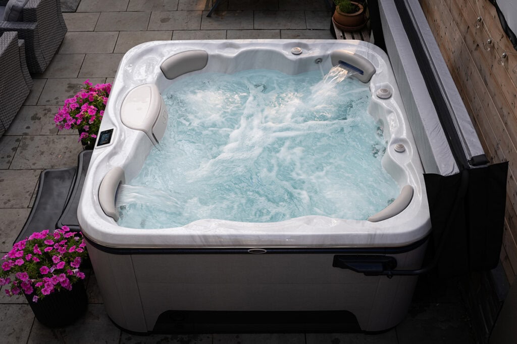 Selbstreinigender Whirlpool Signature 655 mit Massagedüsen im Raum Köln und Düsseldorf