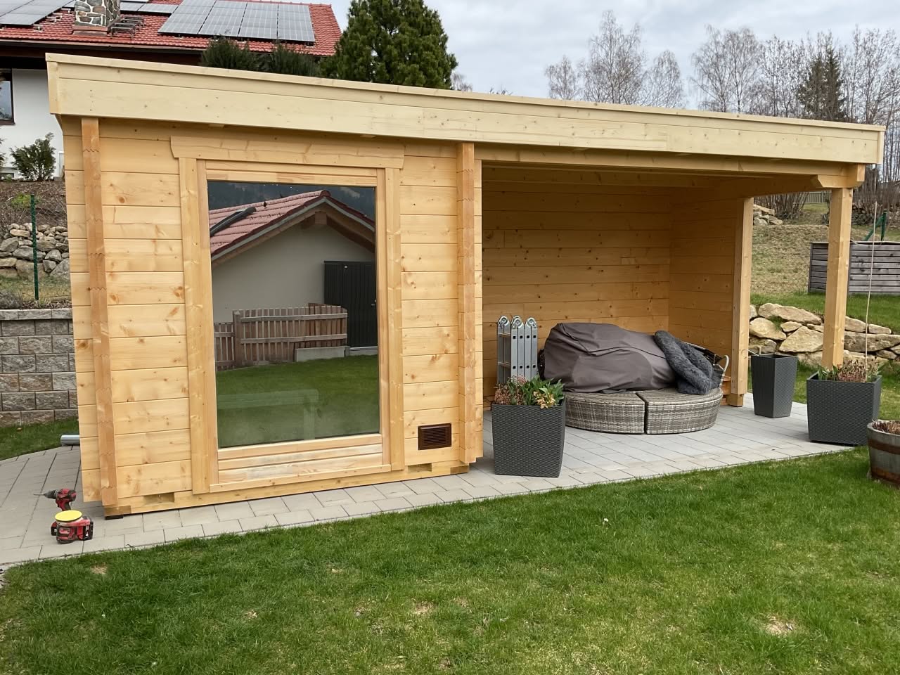Hochwertige Außensauna SANDRA 5823 mit modernem Design nahe Koblenz und Neuwied