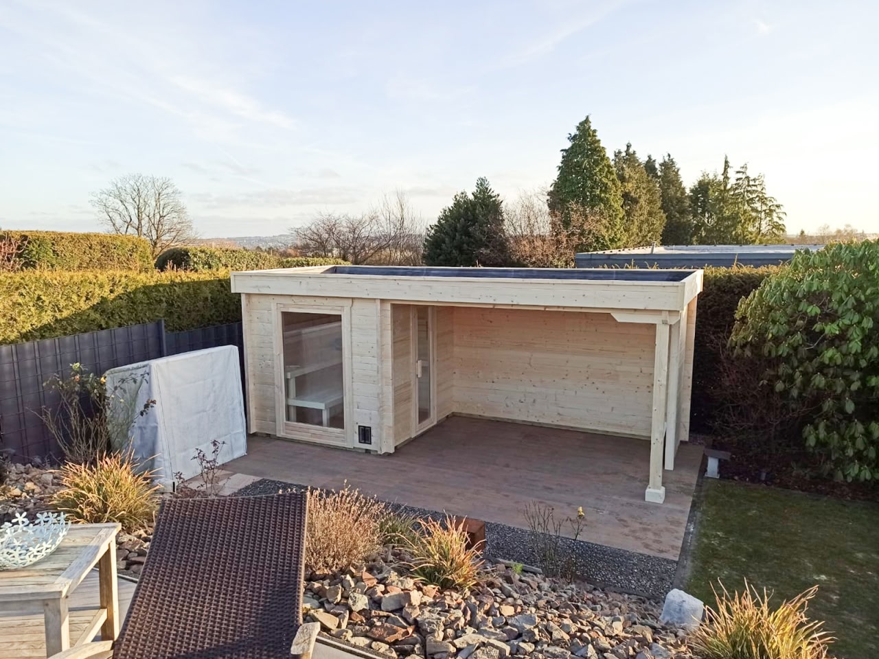 Moderne Outdoor Sauna mit Vorraum nahe Leverkusen und Bonn für private Wellness