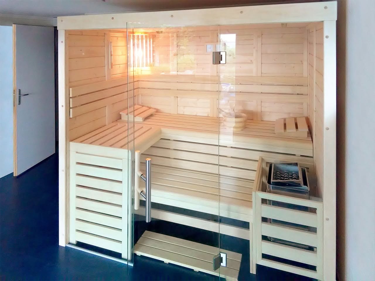 Sauna DANIEL mit moderner Glasfront für Innenbereich