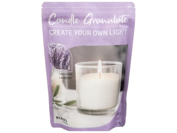 WENZEL Kerzengranulat 400 g Lavender mit 4 Dochten, Kerzengranulat Lavender 400g von WENZEL für DIY Kerzen, WENZEL Duft Kerzengranulat 400 g Lavendel zum Kerzen selber machen, Kerzengranulat 400 g Lavender Set inklusive Docht und Halter, Detailaufnahme WENZEL Kerzengranulat Lavender Wachsgranulat Struktur, DIY Kerzen im Glas mit WENZEL Kerzengranulat 400 g Lavendel, Kerzenzubehör WENZEL Kerzengranulat Lavender 400g