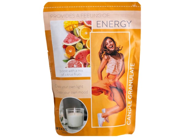 WENZEL Kerzengranulat 400 g Energy mit 4 Dochten, Kerzengranulat Energy 400g von WENZEL für DIY Kerzen, WENZEL Duft Kerzengranulat 400 g Energy zum Kerzen selber machen, Kerzengranulat 400 g Energy Set inklusive Docht und Halter, Detailaufnahme WENZEL Kerzengranulat Energy Wachsgranulat Struktur, DIY Kerzen im Glas mit WENZEL Kerzengranulat 400 g Energy, Kerzenzubehör WENZEL Kerzengranulat Energy 400g