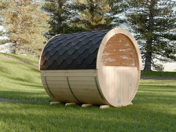 Hochwertige Fasssauna kaufen nahe Bonn und Köln - fasssauna chris mit terrasse, premium fasssauna garten, fasssauna kaufen deutschland, fasssauna outdoor massivholz, sauna fass garten, gartensauna fasssauna premium, fasssauna mit terrasse, outdoor sauna terrasse, fasssauna wellnessbereich, fasssauna innenraum holz, sauna fass innen, hochwertige fasssauna verarbeitung, fasssauna massivholz detail, premium fasssauna material, outdoor sauna holz