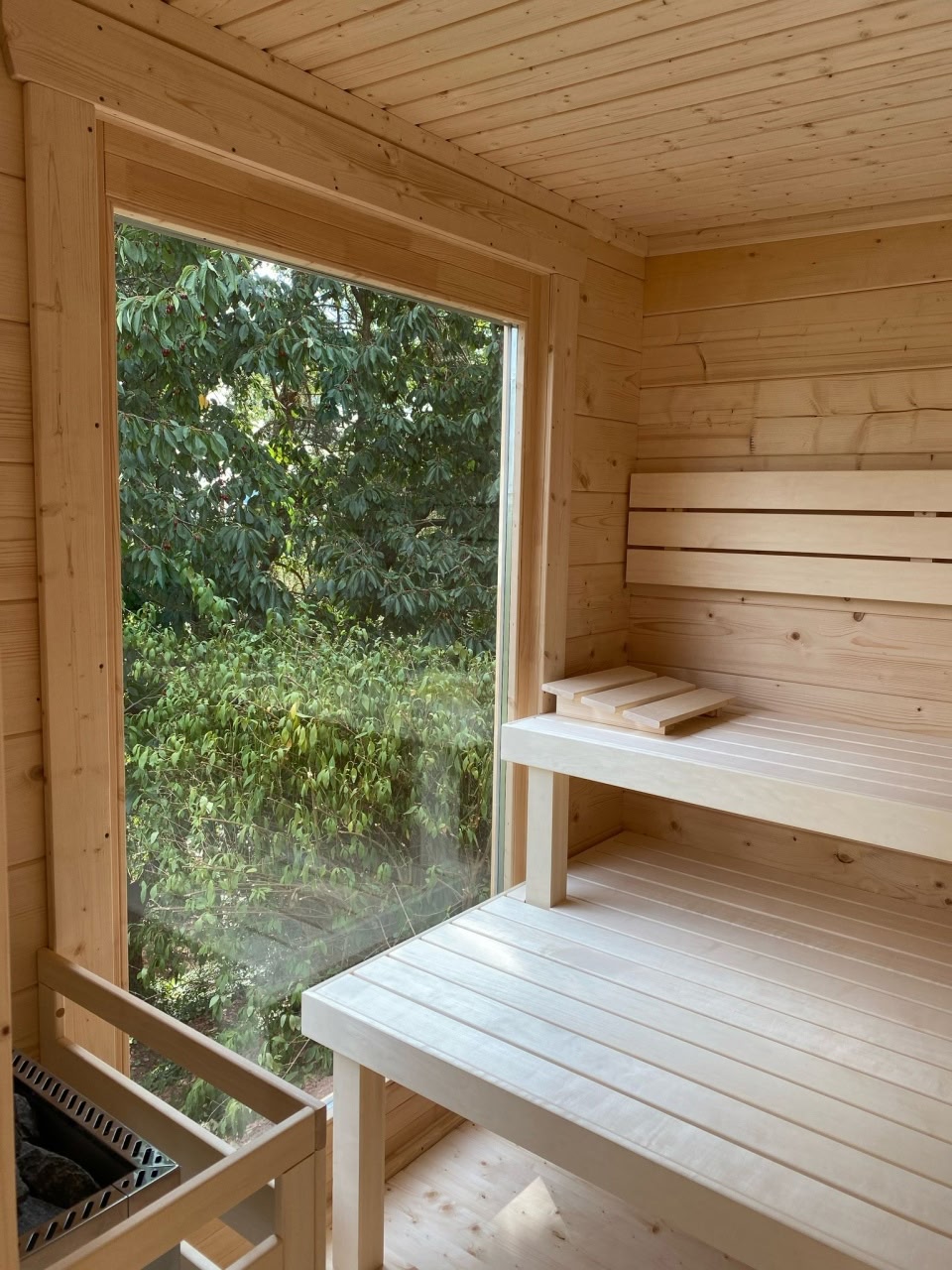 premium gartensauna sandra 5823, outdoor sauna garten, gartensauna kaufen deutschland, gartensauna outdoor massivholz, sauna außenbereich premium, gartensauna modern, sauna innenraum massivholz, gartensauna wellness innen, hochwertige sauna holz, gartensauna massivholz detail, hochwertige gartensauna verarbeitung, premium sauna material