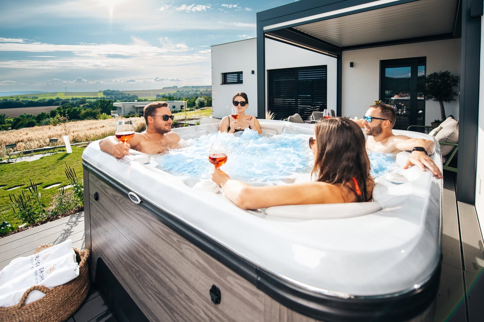 Exklusiver Whirlpool mit modernem Design in Rheinland-Pfalz und Nordrhein-Westfalen