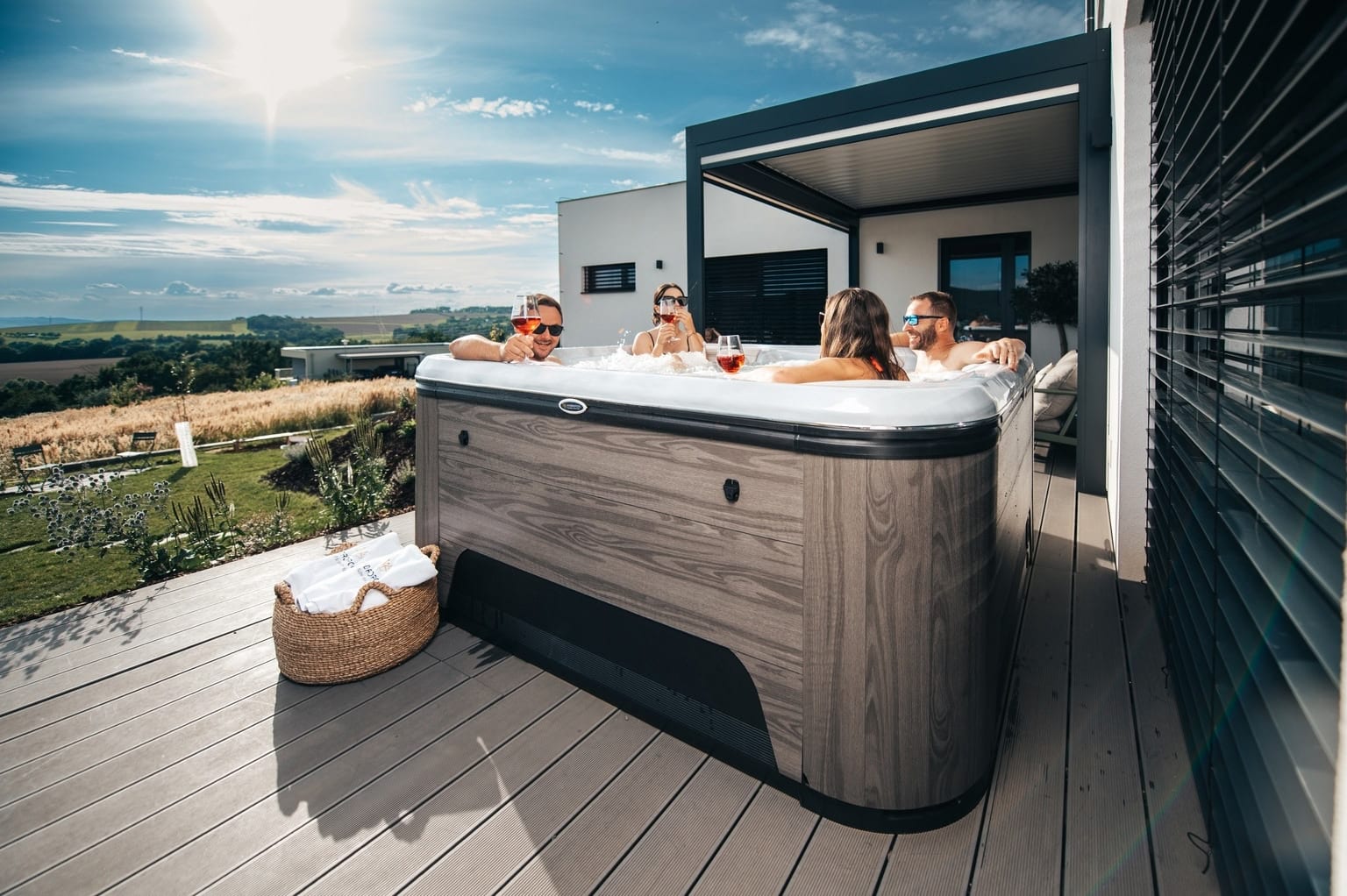 Whirlpool mit Hydrotherapie und automatischer Reinigung nahe Leverkusen kaufen