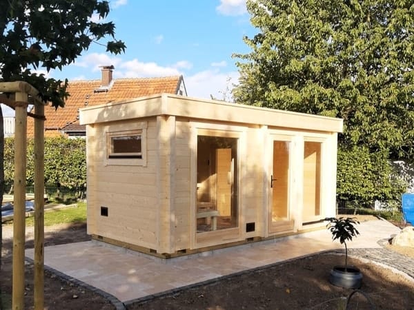 Moderne Outdoor Sauna mit Vorraum und hochwertiger Verarbeitung nahe Leverkusen und Bonn