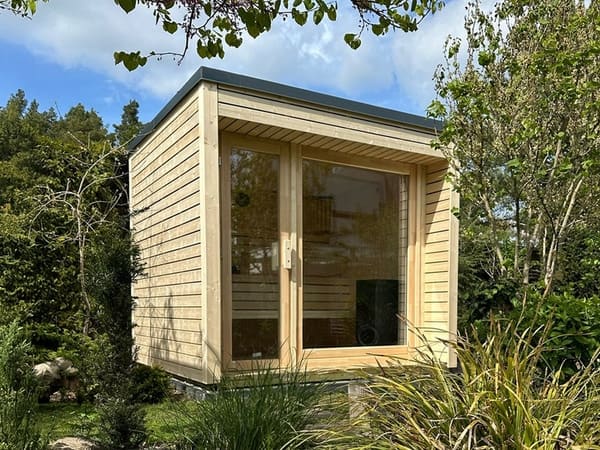 Moderne Gartensauna mit Panorama Glasfront und Terrasse nahe Köln und Koblenz