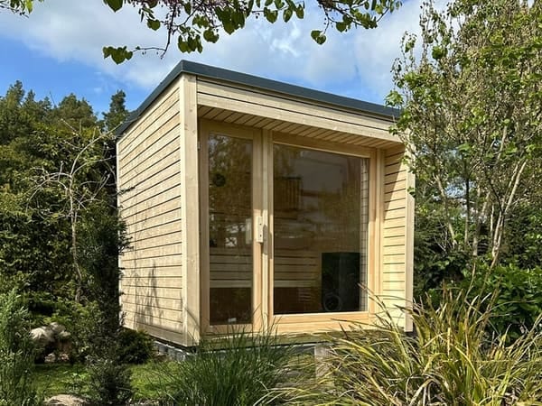 Moderne Gartensauna mit Panorama Glasfront und Terrasse nahe Köln und Koblenz