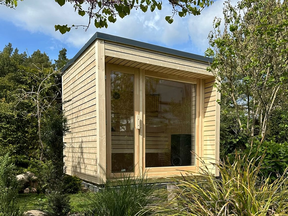 Moderne Gartensauna mit Panorama Glasfront und Terrasse nahe Köln und Koblenz