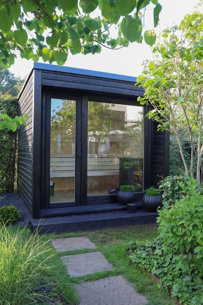 Gartensauna kaufen in Nordrhein-Westfalen mit der modernen Sauna INA von Relaxklusiv