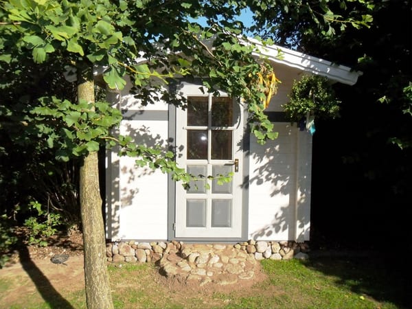 Moderne Gartensauna SIMONE mit Ruheraum für private Wellness nahe Koblenz und Leverkusen