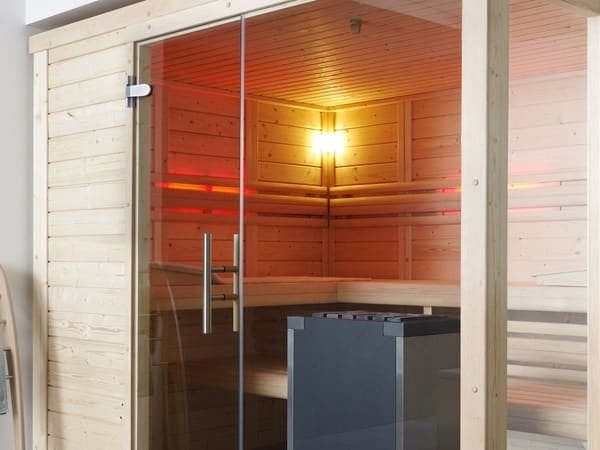 premium innensauna daniel massivholz, innensauna kaufen deutschland, blockbohlen sauna 45 mm, heimsauna polarfichte innenraum, sauna mit glastür innenbereich, massivholz sauna wohnraum