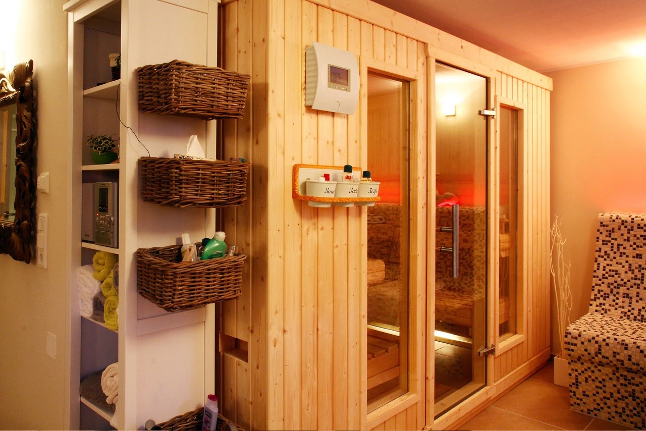 premium innensauna classic, massivholz sauna für zuhause, indoor sauna kaufen, sauna wohnraum design, classic heimsauna innenraum, sauna glastür ergonomisch