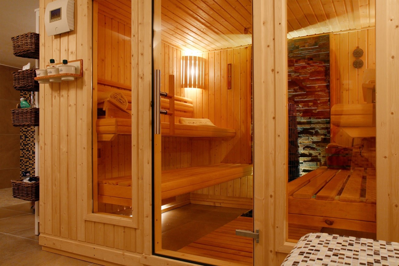 premium innensauna classic, massivholz sauna für zuhause, indoor sauna kaufen, sauna wohnraum design, classic heimsauna innenraum, sauna glastür ergonomisch