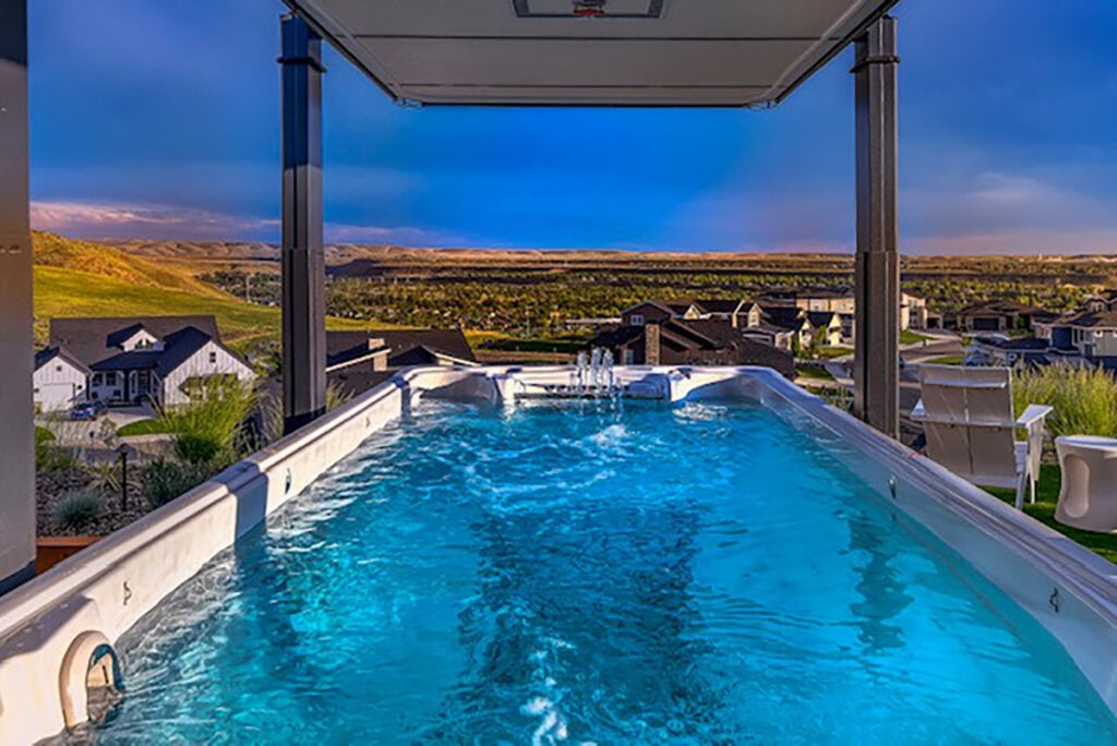 Hydropool Swim Spa AquaTrainer 19EX Außenansicht mit Dach
