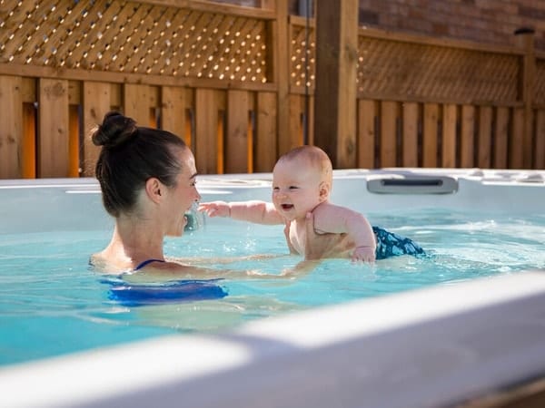 Swim Spa kaufen mit Selbstreinigungssystem von Relaxklusiv aus Vettelschoß