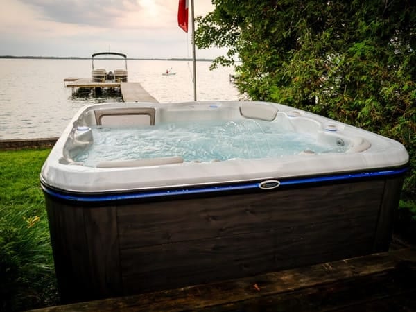 Premium Whirlpool mit automatischer Wasserreinigung nahe Koblenz und Neuwied