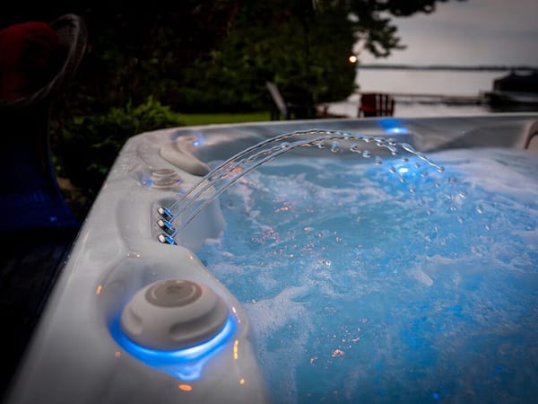 Selbstreinigender Whirlpool Signature 579 mit Massagedüsen im Raum Köln und Düsseldorf