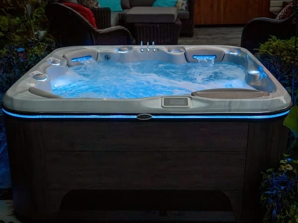Selbstreinigender Luxus Whirlpool mit automatischer Bodenabsaugung nahe Bonn und Neuwied