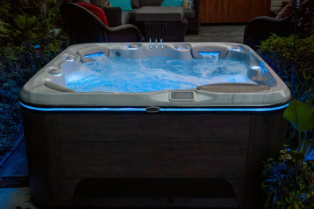 Selbstreinigender Luxus Whirlpool mit automatischer Bodenabsaugung nahe Bonn und Neuwied
