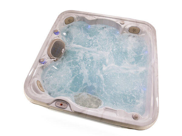 Outdoor Whirlpool mit modernem Design und Hydrotherapie nahe Leverkusen und Bonn