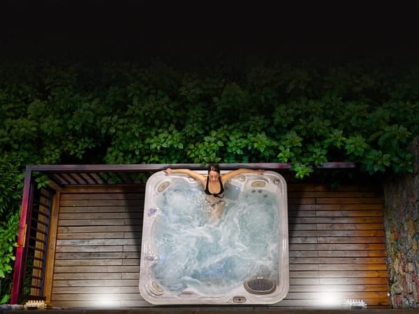 Hochwertiger Outdoor Whirlpool für Wellness im eigenen Garten nahe Bonn und Neuwied