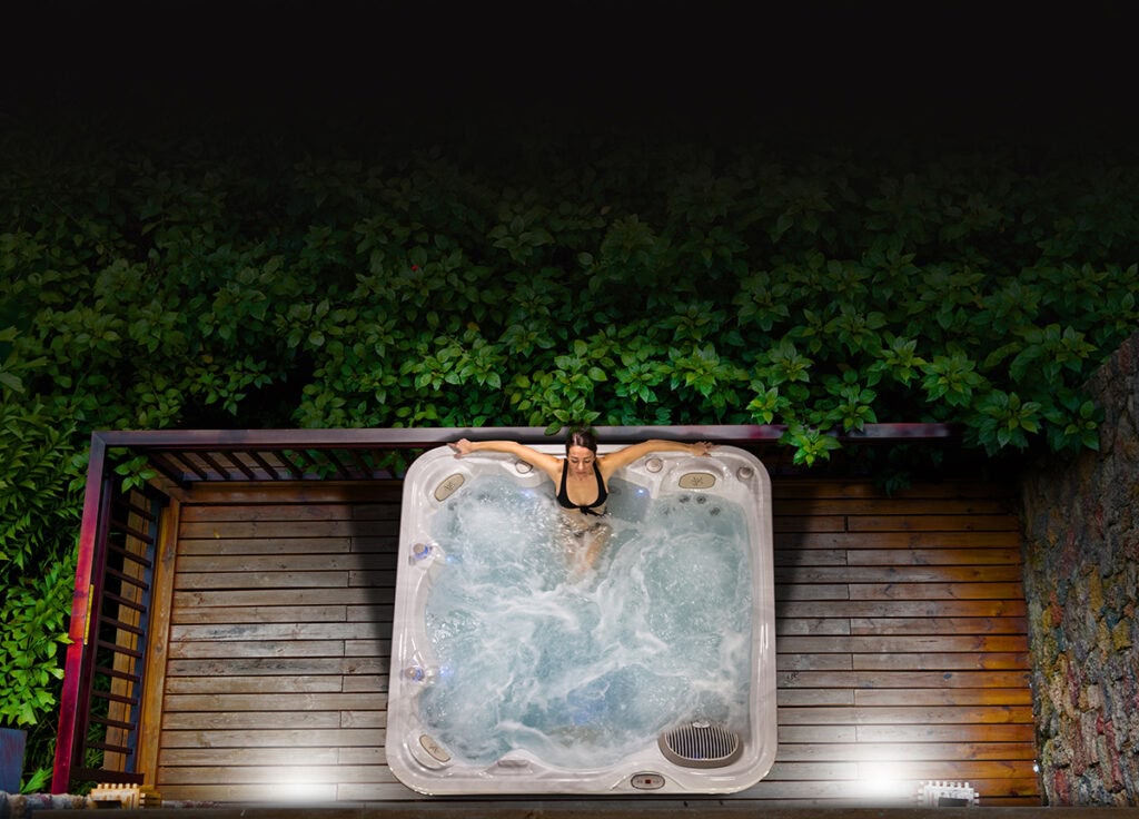Hochwertiger Outdoor Whirlpool für Wellness im eigenen Garten nahe Bonn und Neuwied