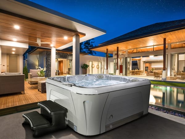 Moderner Serenity 5900 Whirlpool mit ergonomischen Sitzen im Raum Köln und Koblenz