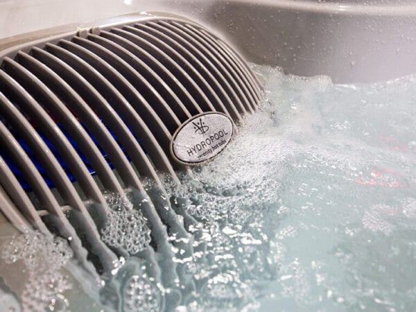 Outdoor Whirlpool mit modernem Design und Hydrotherapie nahe Leverkusen und Bonn