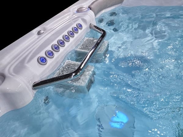 Moderner Swim Spa mit Gegenstromanlage und Massagedüsen im Raum Bonn und Köln