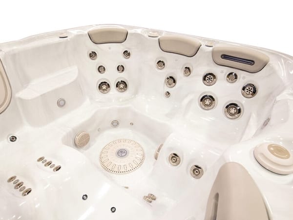 Premium Outdoor Whirlpool mit HydroClean Technologie nahe Düsseldorf und Koblenz