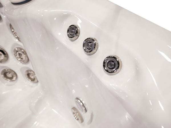 Premium Whirlpool mit automatischer Wasserreinigung nahe Koblenz und Neuwied